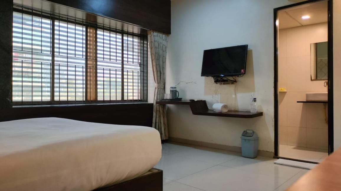 Hotel Sai Nidhi Supreme Navi Mumbai Esterno foto