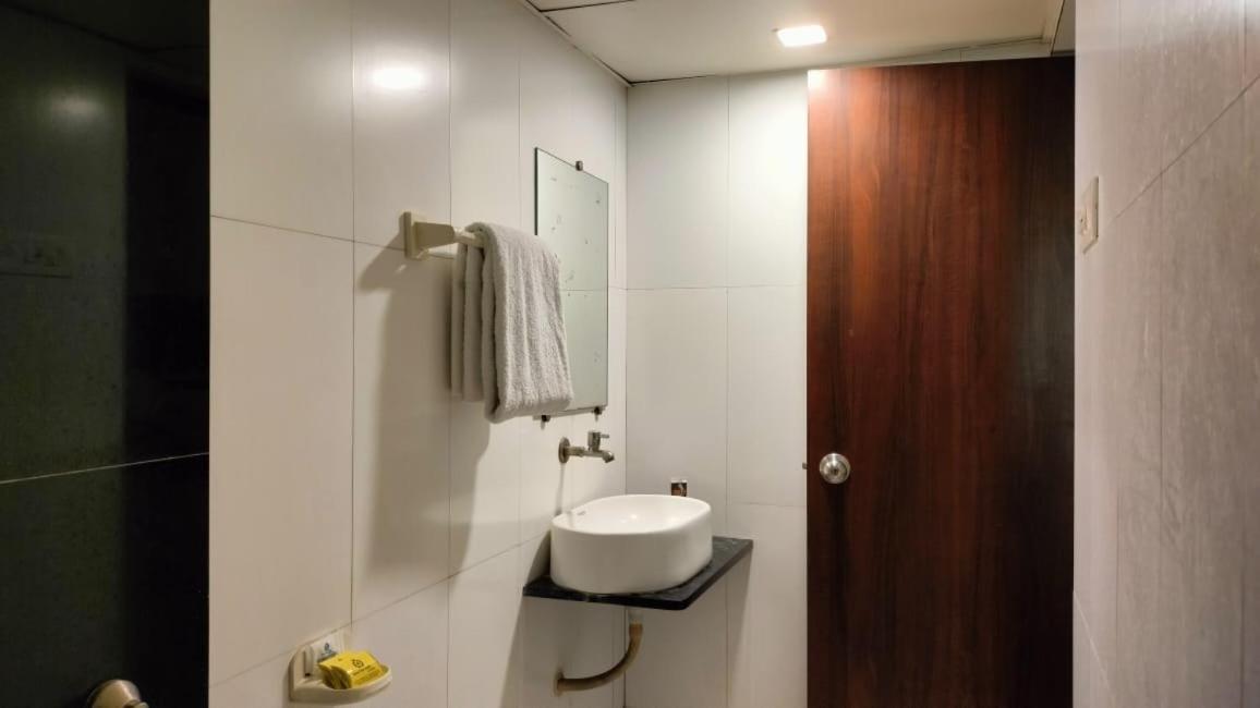 Hotel Sai Nidhi Supreme Navi Mumbai Esterno foto